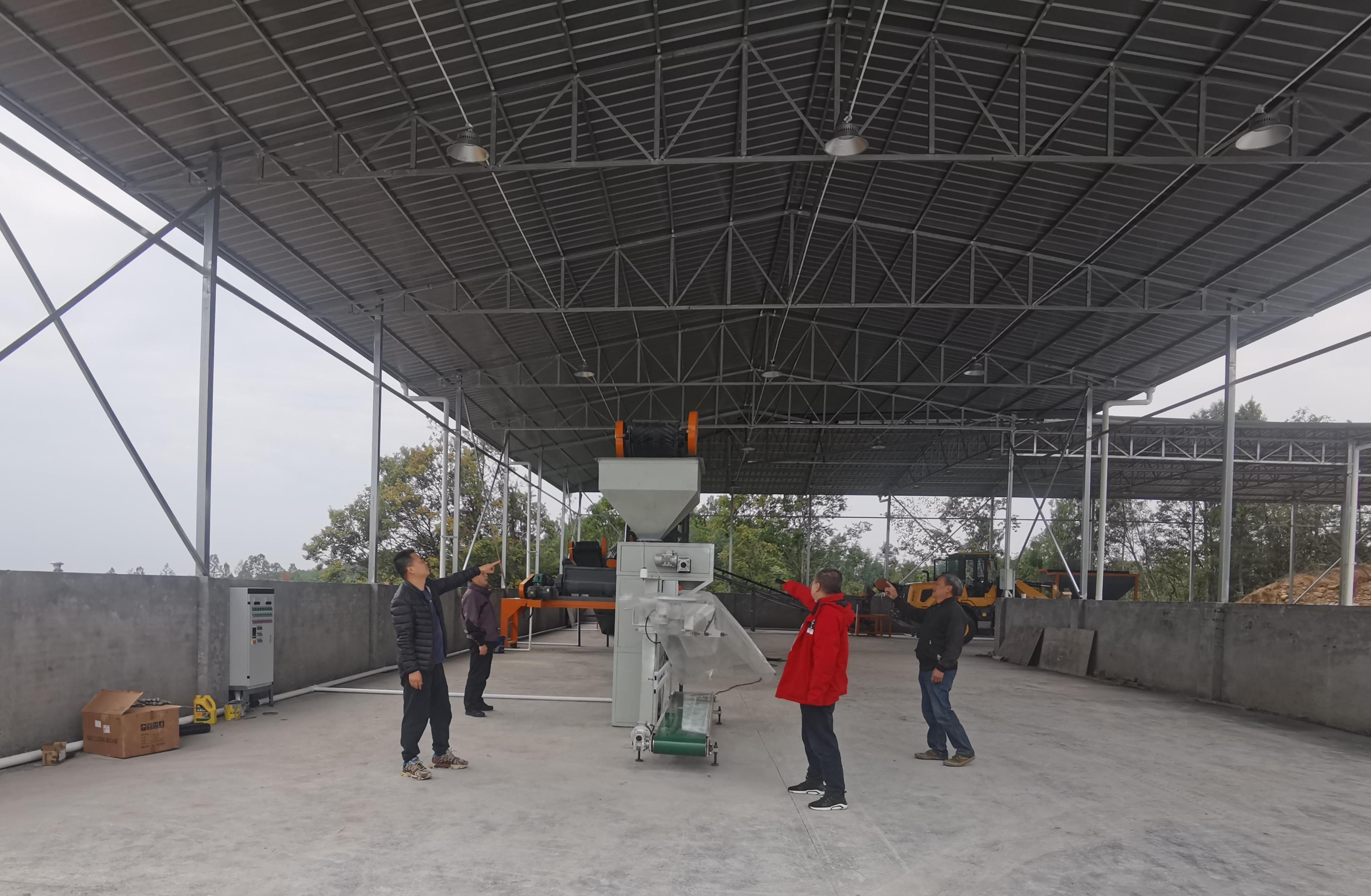 李杰超（左一）與村社干部、駐村隊員查看有機肥廠設備采購情況